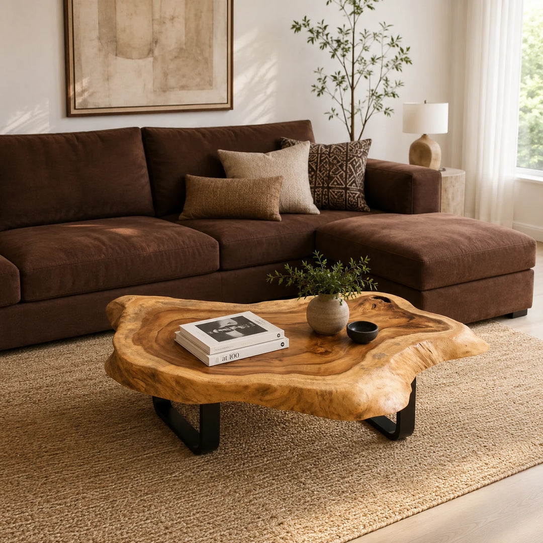Heller Salontisch aus Akazie-Suar-Baumscheibe (118 × 87 cm, 8 cm starke Platte) mit Naturkante, rustikaler aber leichter Massivholz-Couchtisch im Vintage-Stil für Wohnzimmer, Lounge, Balkon oder Terrasse in der Schweiz