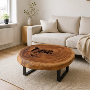 Baumscheiben-Couchtisch aus massiver Suarholz (80 x 76 x 43 cm, 8 cm starke Platte) mit fast runder Naturform, zentraler Höhlung und markanter Baumkante, kompakter Naturholz-Unikat-Tisch für kleine Wohnzimmer, Stadt- und Ferienwohnungen in der Schweiz