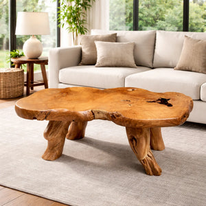 Rechteckiger Teak-Couchtisch aus massiver Baumscheibe (115 × 70 × 50 cm, ca. 7 cm starke Platte) mit sanfter Baumkante und goldbrauner Maserung, Massivholz-Unikat als Wohnzimmertisch für moderne, skandinavische oder rustikale Wohnzimmer in der Schweiz