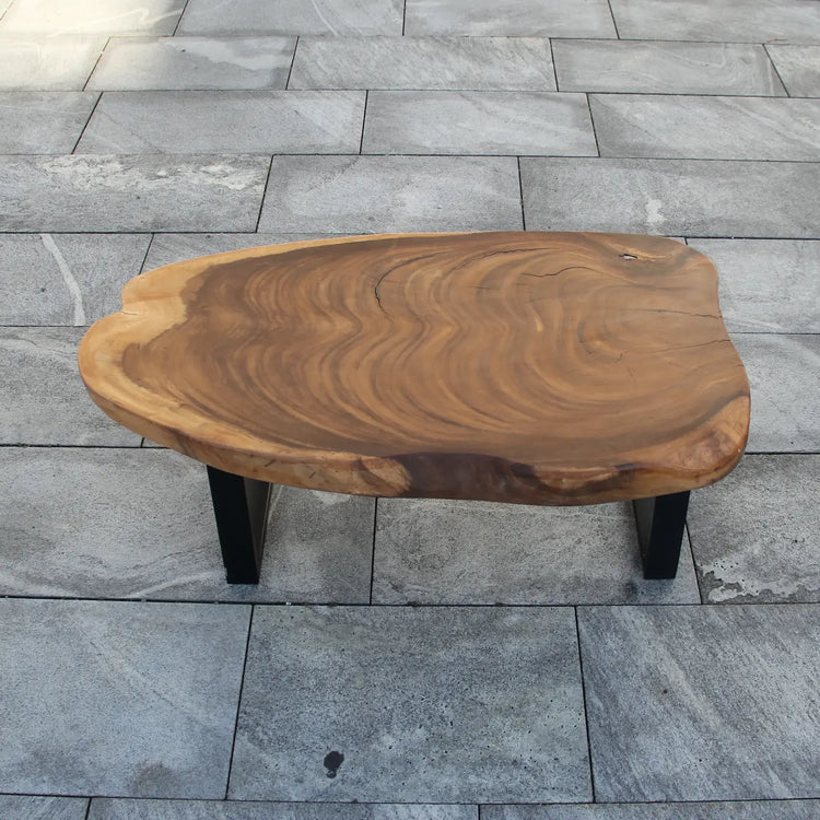 `Tisch aus Baumstamm / Akazien-Baumscheibe (113 × 65 × 43 cm, ca. 8 cm starke Platte) mit naturbelassener Holzmaserung und Baumkante, Massivholz-Couchtisch für skandinavisches Wohnzimmer, Loft, Chalet oder Stadtwohnung in der Schweiz`