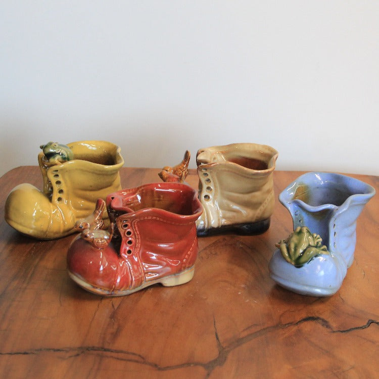Set aus 4 bunten Porzellanschuhen als verspielte Tischdeko und Nippes für Wohnzimmer, Büro und Home-Office, nutzbar als Mini-Blumenvase, Stiftehalter oder originelles Geschenk.