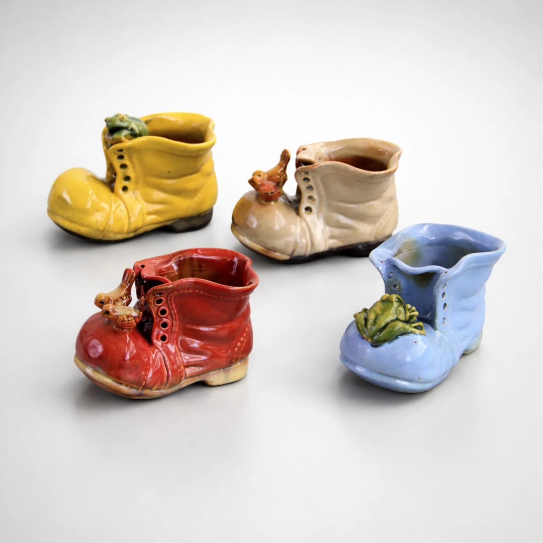 Set aus 4 bunten Porzellanschuhen als verspielte Tischdeko und Nippes für Wohnzimmer, Büro und Home-Office, nutzbar als Mini-Blumenvase, Stiftehalter oder originelles Geschenk.