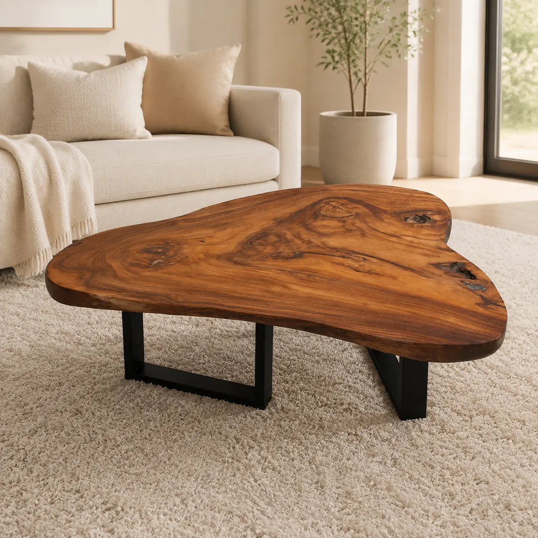 Tisch aus einem Baumstamm aus massiver Akazien-Baumscheibe (113 × 87 × 43 cm, ca. 8 cm starke Platte) mit organischer Naturform und sichtbarer Baumstamm-Struktur, pflegeleichtes Naturholz-Unikat als Couchtisch für Wohnzimmer, Lounge oder Wintergarten in der Schweiz