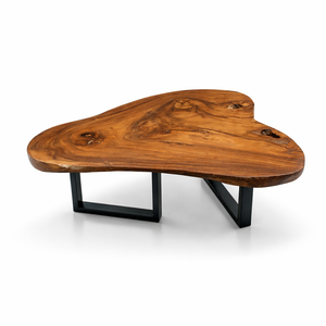 Tisch aus einem Baumstamm aus massiver Akazien-Baumscheibe (113 × 87 × 43 cm, ca. 8 cm starke Platte) mit organischer Naturform und sichtbarer Baumstamm-Struktur, pflegeleichtes Naturholz-Unikat als Couchtisch für Wohnzimmer, Lounge oder Wintergarten in der Schweiz