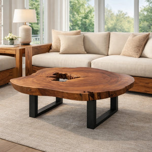 Ovaler Tisch aus einem Akazien-Baumstamm (Baumscheibe, 110 x 75 x 43 cm, ca. 8 cm starke Platte) mit Naturkante und offener Baumöffnung, pflegeleichtes Massivholz-Unikat für Wohnzimmer, Lounge oder Wintergarten in der Schweiz
