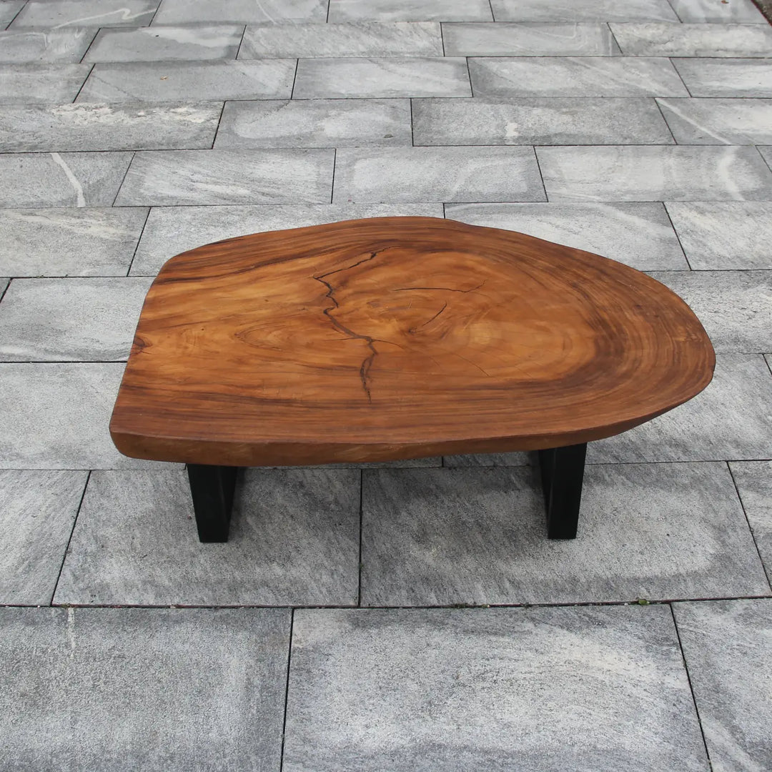 Tropenholz-Couchtisch aus massiver Akazien-Baumscheibe (Suarholz, 113 x 80 x 43 cm, 8 cm starke Platte) mit unregelmäßiger Naturform, handgefertigtes Massivholz-Unikat als Wohnzimmertisch, Kaffeetisch oder Design-Salontisch für Wohnzimmer, Loft oder Chalet in der Schweiz`
