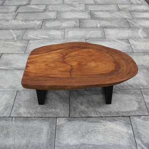 Tropenholz-Couchtisch aus massiver Akazien-Baumscheibe (Suarholz, 113 x 80 x 43 cm, 8 cm starke Platte) mit unregelmäßiger Naturform, handgefertigtes Massivholz-Unikat als Wohnzimmertisch, Kaffeetisch oder Design-Salontisch für Wohnzimmer, Loft oder Chalet in der Schweiz`
