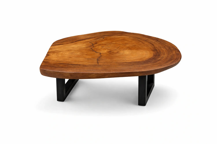 Tropenholz-Couchtisch aus massiver Akazien-Baumscheibe (Suarholz, 113 x 80 x 43 cm, 8 cm starke Platte) mit unregelmäßiger Naturform, handgefertigtes Massivholz-Unikat als Wohnzimmertisch, Kaffeetisch oder Design-Salontisch für Wohnzimmer, Loft oder Chalet in der Schweiz