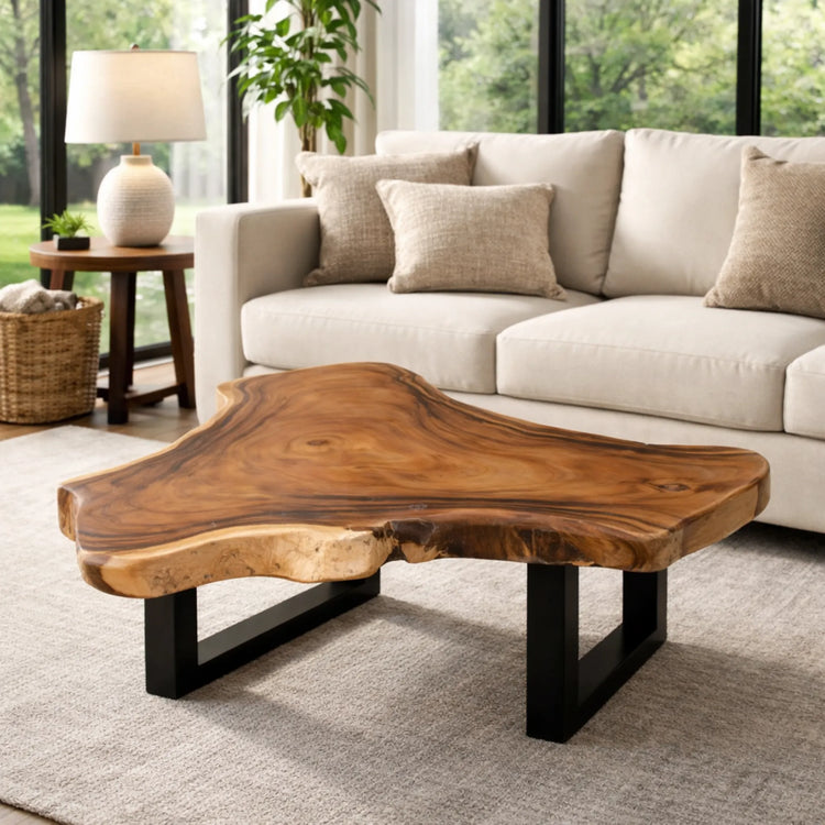 Unregelmäßiger Couchtisch aus massiver Suarholz-Baumscheibe (110 x 110 x 43 cm, 8 cm starke Platte) mit dreieckiger Naturform und Metallbeinen, robustes Naturholz-Unikat für L-Sofa und offene Wohnlandschaft in der Schweiz