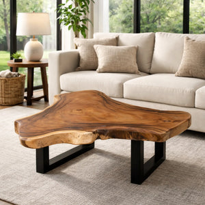 Unregelmäßiger Couchtisch aus massiver Suarholz-Baumscheibe (110 x 110 x 43 cm, 8 cm starke Platte) mit dreieckiger Naturform und Metallbeinen, robustes Naturholz-Unikat für L-Sofa und offene Wohnlandschaft in der Schweiz