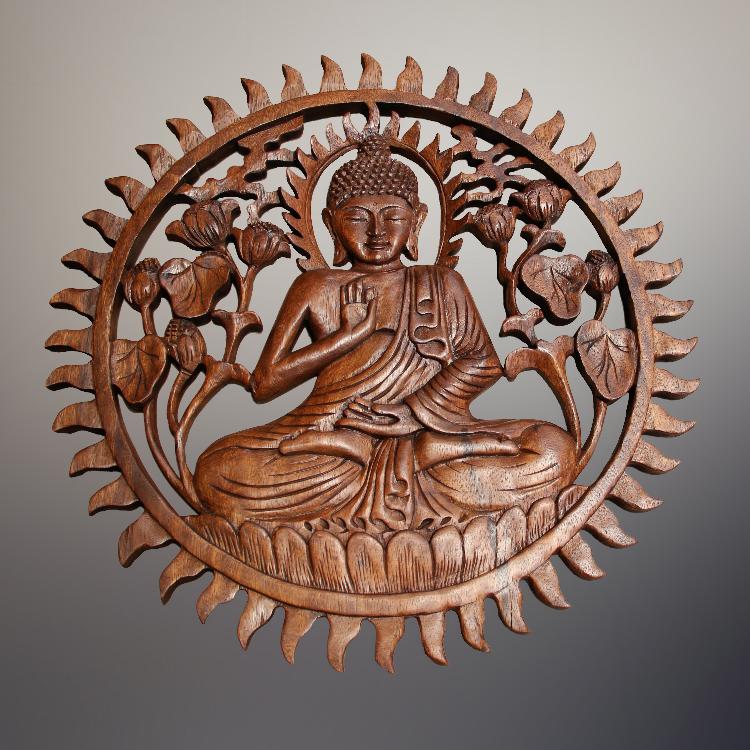 `Rundes Buddha Wandrelief 50 cm aus handgeschnitztem Akazienholz, sitzende Buddha Figur als natürliche Wanddeko für Wohnzimmer, Meditationsraum oder Yoga-Studio in der Schweiz`
