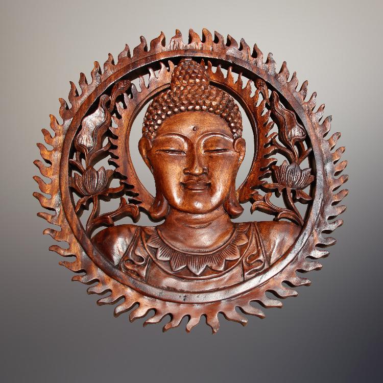 Rundes Buddha Wandrelief Holz 40cm – handgeschnitzter Buddha Kopf aus massivem Akazienholz als asiatische Wanddeko für Wohnzimmer, Flur, Meditationsraum oder Praxis, erhältlich im Buddha Deko Shop Schweiz.