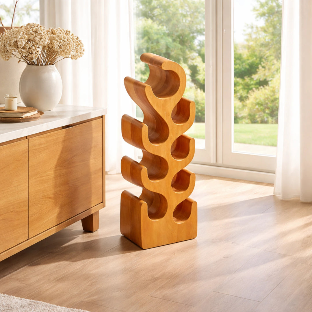 Kleines Weinregal aus massivem Akazien-Holzstamm (ca. 70 cm hoch, Platz für 3–8 Flaschen), handgefertigtes naturbelassenes Weingestell für stilvolle Wohnräume in der Schweiz