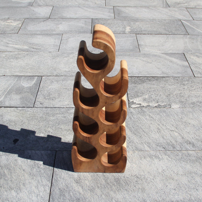 Kleines Weinregal aus massivem Akazien-Holzstamm (ca. 70 cm hoch, Platz für 3–8 Flaschen), handgefertigtes naturbelassenes Weingestell für stilvolle Wohnräume in der Schweiz