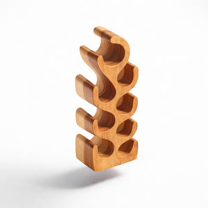 Kleines Weinregal aus massivem Akazien-Holzstamm (ca. 70 cm hoch, Platz für 3–8 Flaschen), handgefertigtes naturbelassenes Weingestell für stilvolle Wohnräume in der Schweiz