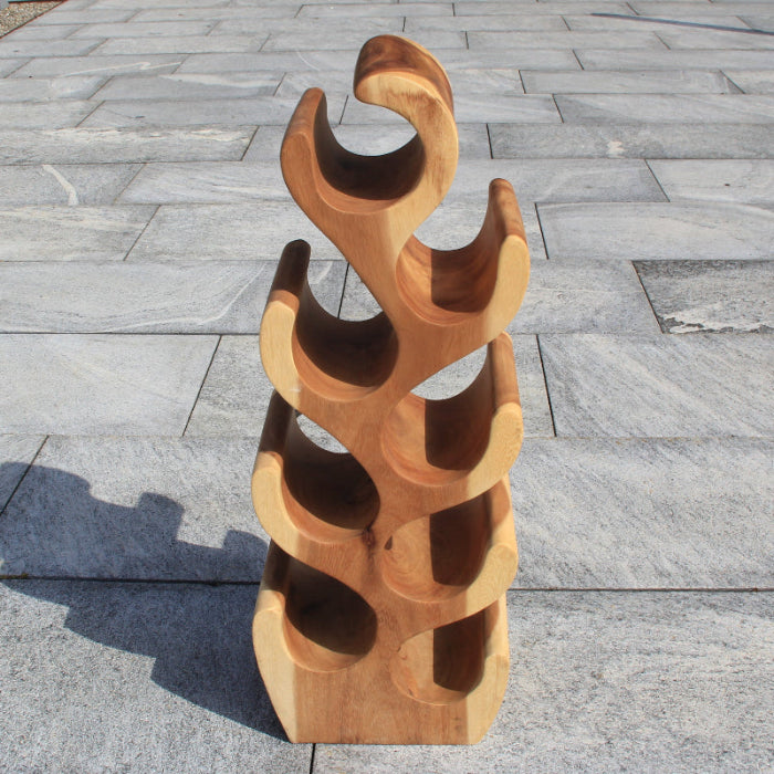 Kompakter Weinhalter aus massivem Akazienholz im skulpturalen Kaktus-Design (70 cm hoch, Platz für 8 Flaschen), handgefertigtes Naturholz-Unikat als Weinregal für Wohnzimmer, Esszimmer oder Hausbar in der Schweiz
