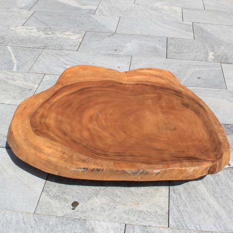 `XXL-Baumscheiben-Couchtisch aus massiver Akazien-Baumscheibe (104 x 100 x 43 cm, 8 cm starke Platte) mit organischer Naturform und Baumkante, großer Naturholz-Wohnzimmertisch als Massivholz-Unikat für L-Sofa, Ecksofa oder offene Wohnlandschaft in der Schweiz`
