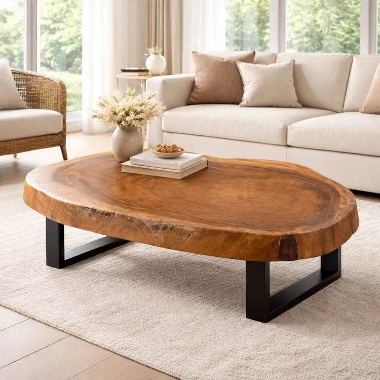 XXL-Baumscheiben-Couchtisch aus massiver Akazien-Baumscheibe (104 x 100 x 43 cm, 8 cm starke Platte) mit organischer Naturform und Baumkante, großer Naturholz-Wohnzimmertisch als Massivholz-Unikat für L-Sofa, Ecksofa oder offene Wohnlandschaft in der Schweiz`
