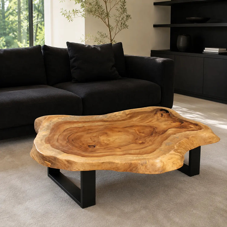 Heller Salontisch aus Akazie-Suar-Baumscheibe (118 × 87 cm, 8 cm starke Platte) mit Naturkante, rustikaler aber leichter Massivholz-Couchtisch im Vintage-Stil für Wohnzimmer, Lounge, Balkon oder Terrasse in der Schweiz