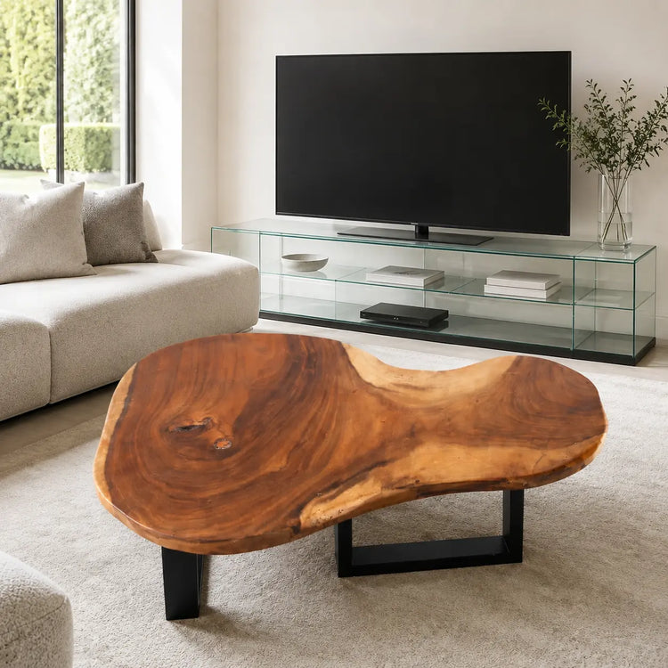 Couchtisch aus Akazie-Baumscheibe mit markanter Holzmaserung (Suarholz, ca. 107 x 90 x 43 cm, 8 cm starke Platte) und Naturkante, mittelgroßes Massivholz-Unikat für asiatisch inspiriertes Wohnzimmer, Loft oder Lounge in der Schweiz
