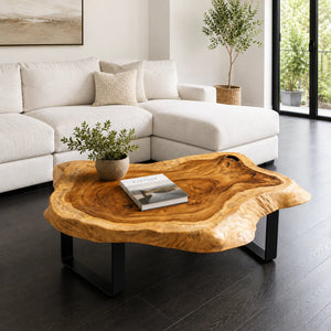 Heller Salontisch aus Akazie-Suar-Baumscheibe (118 × 87 cm, 8 cm starke Platte) mit Naturkante, rustikaler aber leichter Massivholz-Couchtisch im Vintage-Stil für Wohnzimmer, Lounge, Balkon oder Terrasse in der Schweiz