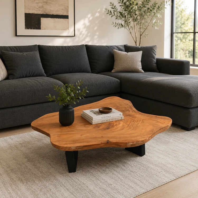 XXL-Couchtisch aus massiver Akazienholz-Baumscheibe (123 cm, 8 cm starke Platte) mit unregelmäßiger Naturform und heller Baumkante, großer Naturholz-Salontisch für Sofalandschaften, Familien-Wohnzimmer oder Loft in der Schweiz
