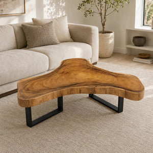 Unregelmäßiger Couchtisch aus massiver Suarholz-Baumscheibe (110 x 110 x 43 cm, 8 cm starke Platte) mit dreieckiger Naturform und Metallbeinen, robustes Naturholz-Unikat für L-Sofa und offene Wohnlandschaft in der Schweiz