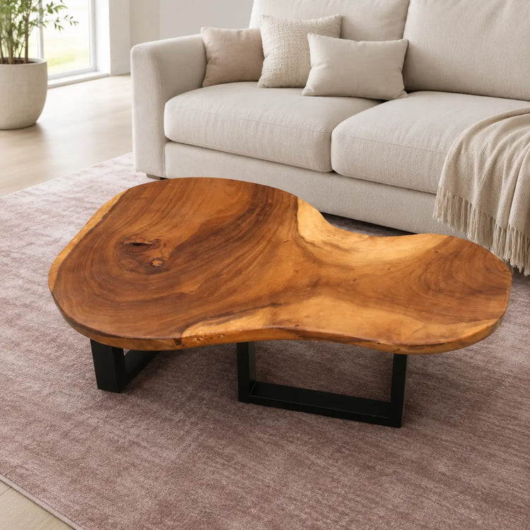 Couchtisch aus Akazie-Baumscheibe mit markanter Holzmaserung (Suarholz, ca. 107 x 90 x 43 cm, 8 cm starke Platte) und Naturkante, mittelgroßes Massivholz-Unikat für asiatisch inspiriertes Wohnzimmer, Loft oder Lounge in der Schweiz
