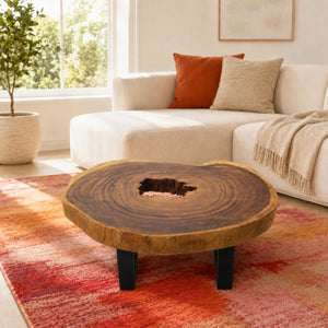 Runder Baumscheiben-Couchtisch aus massiver Suarholz-Baumscheibe (88 x 77 x 43 cm, 8 cm starke Platte) mit Baumkante, sichtbaren Jahresringen und Herzloch, kompaktes Naturholz-Unikat für Wohnzimmer, Loft oder L-Sofa in der Schweiz