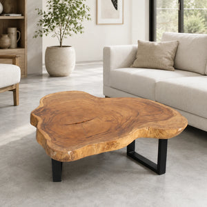 Akazie-Baumscheibe-Couchtisch (110 × 100 × 43 cm, 9 cm starke Platte) mit herzförmiger Wolken-Naturform, echter Baumkante und honigbrauner Maserung, Massivholz-Unikat für Wohnzimmer mit Ecksofa oder L-Sofa in der Schweiz