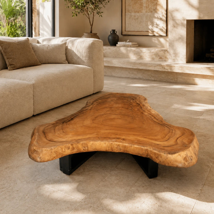 Organisch-dreieckiger Couchtisch aus massiver Akazie-Baumscheibe (96 × 93 × 43 cm, 8 cm starke Platte) mit Baumkante und warmem Goldbraun, Massivholz-Unikat für Design-Wohnzimmer, Loft oder Lounge in der Schweiz
