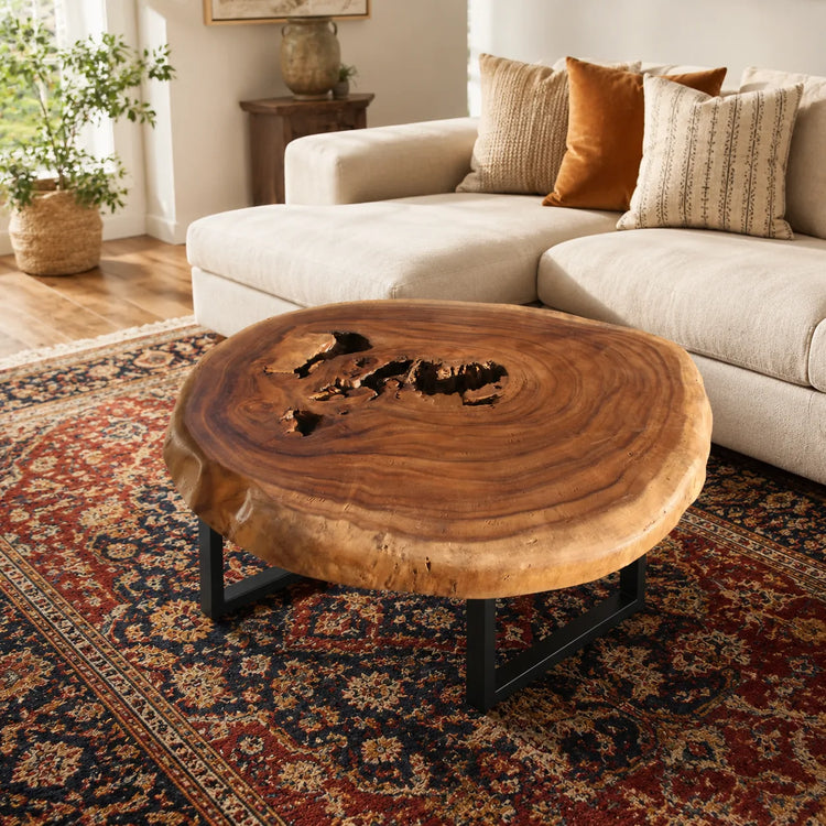 Baumscheiben-Couchtisch aus massiver Akazie (80 x 76 x 43 cm, 8 cm starke Platte) mit fast runder Naturform, zentraler Höhlung und markanter Baumkante, kompakter Naturholz-Unikat-Tisch für kleine Wohnzimmer, Stadt- und Ferienwohnungen in der Schweiz
