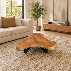 Organisch-dreieckiger Couchtisch aus massiver Akazie-Baumscheibe (96 × 93 × 43 cm, 8 cm starke Platte) mit Baumkante und warmem Goldbraun, Massivholz-Unikat für Design-Wohnzimmer, Loft oder Lounge in der Schweiz