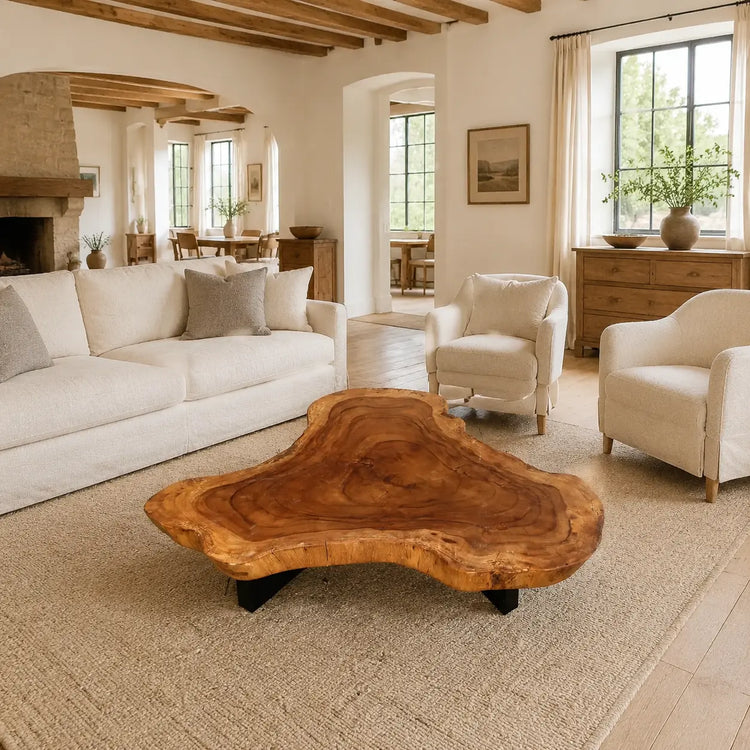 Baumscheiben-Couchtisch aus 9 cm starker Akazien-Baumscheibe (114 × 110 × 43 cm) mit organischer Dreiecksform und echter Baumkante, massives Naturholz-Unikat als Wohnzimmertisch für L-Sofa, Lounge oder Design-Wohnzimmer in der Schweiz