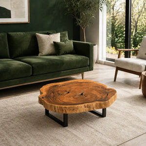 Runder Holz-Couchtisch aus massiver Akazien-Baumscheibe (94 x 92 x 43 cm, 8 cm starke Platte) mit Naturrand und wirbelartiger Maserung, kompakter Naturholz-Unikat-Tisch für kleine und mittlere Wohnzimmer in der Schweiz
