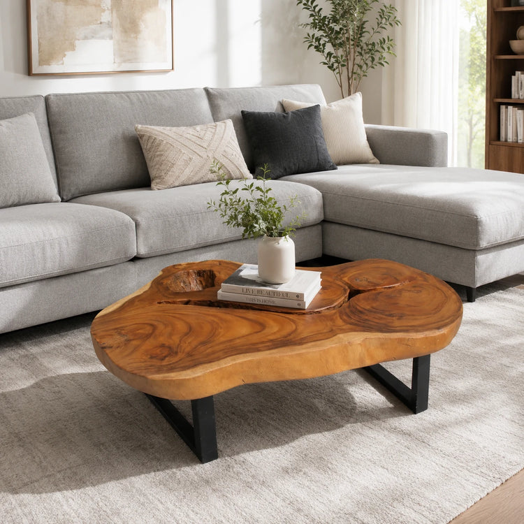 Dunkler Couchtisch aus Akazie-Baumscheibe (101 x 80 x 43 cm, 8 cm starke Platte) mit natürlicher Maserung, rustikal-elegantes Massivholz-Unikat für Wohn- und Kaffeetisch auf Holz- oder Marmorböden in der Schweiz