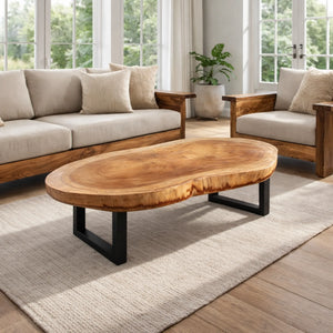 Großer Massivholz-Couchtisch aus Akazie-Baumscheibe (130 x 65 x 43 cm, ca. 8 cm starke Platte) mit zwei Baumkernen, breiter Baumstamm-Salontisch für Ecksofa, Familien-Sitzgruppe oder Loft-Wohnzimmer in der Schweiz