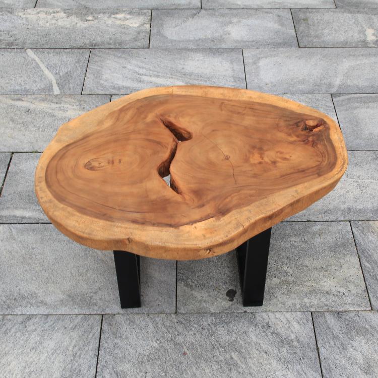 Heller Baumstamm-Couchtisch aus massiver Akazien-Baumscheibe (85 x 70 x 43 cm, ca. 8 cm starke Platte) mit ovaler Naturform und sichtbarem Natur-Riss, leichter Naturholz-Unikat-Tisch für Wohnzimmer, Balkon oder Terrasse in der Schweiz