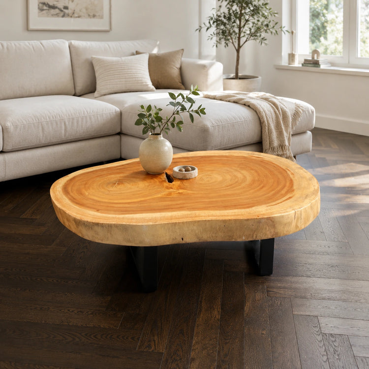 Salontisch aus heller Akazien-Baumscheibe (105 x 72 x 43 cm, ca. 8 cm starke Platte) in tropfenförmiger Naturform, handgefertigtes Massivholz-Unikat als heller Couchtisch für skandinavische, boho oder moderne Wohnzimmer in der Schweiz