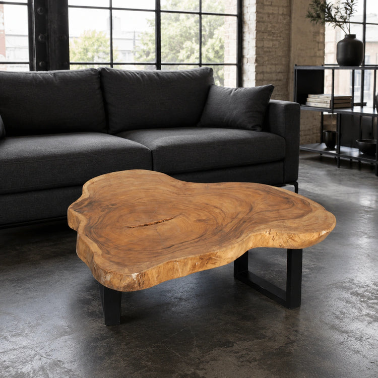 Akazie-Baumscheibe-Couchtisch (110 × 100 × 43 cm, 9 cm starke Platte) mit herzförmiger Wolken-Naturform, echter Baumkante und honigbrauner Maserung, Massivholz-Unikat für Wohnzimmer mit Ecksofa oder L-Sofa in der Schweiz