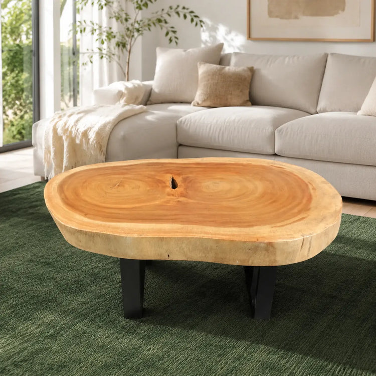 Salontisch aus heller Akazien-Baumscheibe (105 x 72 x 43 cm, ca. 8 cm starke Platte) in tropfenförmiger Naturform, handgefertigtes Massivholz-Unikat als heller Couchtisch für skandinavische, boho oder moderne Wohnzimmer in der Schweiz