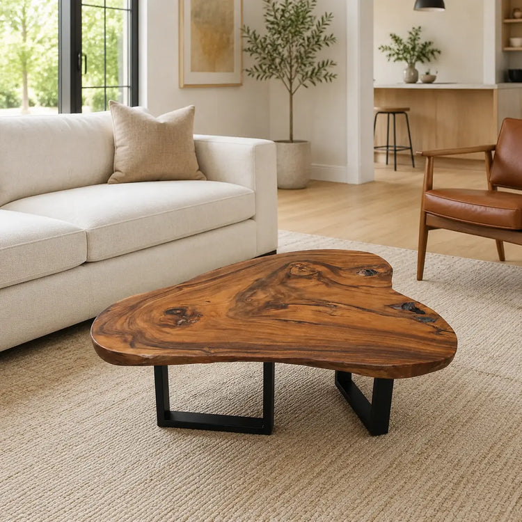 Großer Couchtisch aus dunkler Akazien-Baumscheibe (113 x 87 x 43 cm, 8 cm starke Platte) mit organischer „Segel“-Form, Baumkante und dunkler Maserung, rustikales Naturholz-Unikat für Sofalandschaften, Loft- und Chalet-Wohnzimmer in der Schweiz