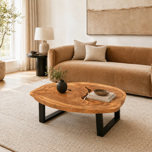 Wasserbeständiger Baumstamm-Couchtisch aus massiver Akazien-Baumscheibe (98 x 80 x 43 cm, 8 cm starke Platte) mit organischer Naturform, sichtbaren Jahresringen und schwarzen Metallfüßen, pflegeleichtes Naturholz-Unikat für Wohnzimmer und Lounge in der Schweiz