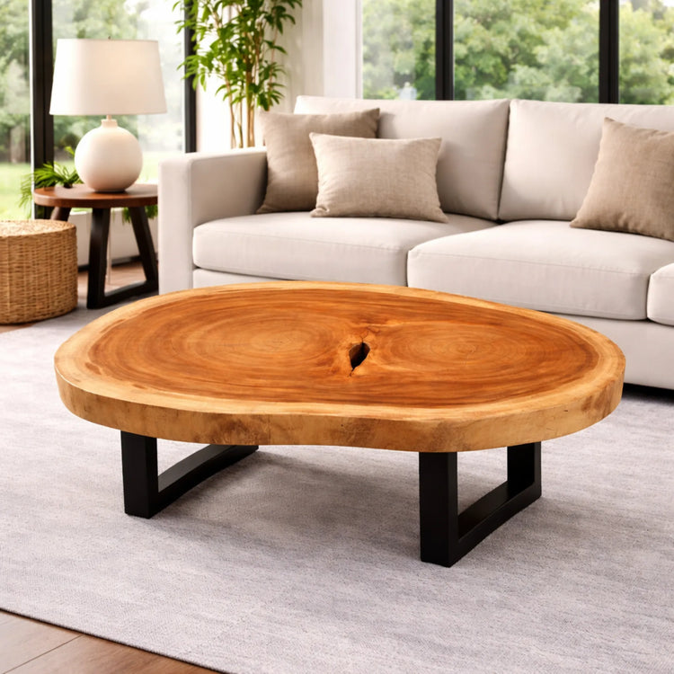 Ovaler Couchtisch aus Holzstamm / massiver Akazien-Baumscheibe (105 x 72 x 43 cm, 8 cm starke Platte) mit Naturkante, organischer Form und warmem Holzduft, Naturholz-Unikat als Salontisch für L-Sofa, Ecksofa oder Lesesessel in der Schweiz