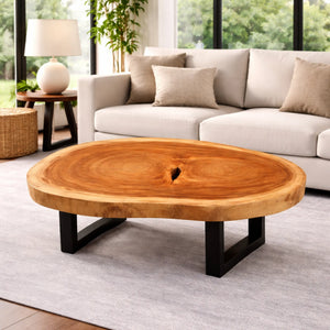 Ovaler Couchtisch aus Holzstamm / massiver Akazien-Baumscheibe (105 x 72 x 43 cm, 8 cm starke Platte) mit Naturkante, organischer Form und warmem Holzduft, Naturholz-Unikat als Salontisch für L-Sofa, Ecksofa oder Lesesessel in der Schweiz
