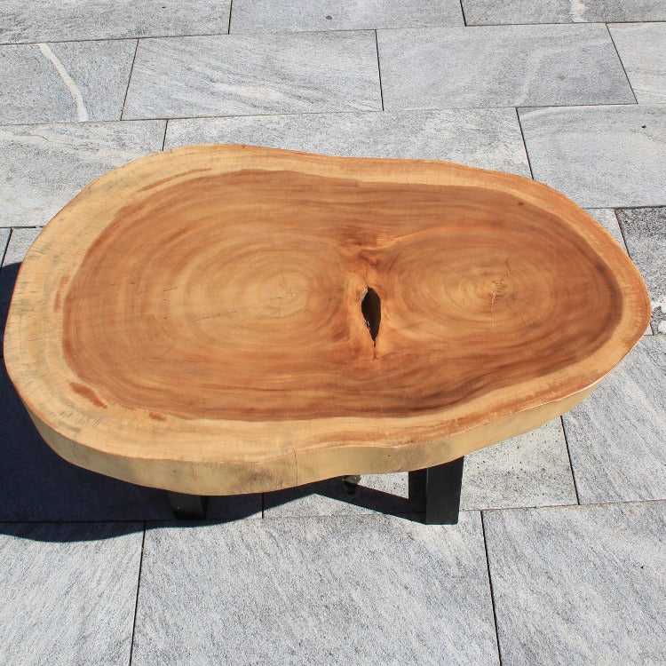 `Ovaler Couchtisch aus Holzstamm / massiver Akazien-Baumscheibe (105 x 72 x 43 cm, 8 cm starke Platte) mit Naturkante, organischer Form und warmem Holzduft, Naturholz-Unikat als Salontisch für L-Sofa, Ecksofa oder Lesesessel in der Schweiz`
