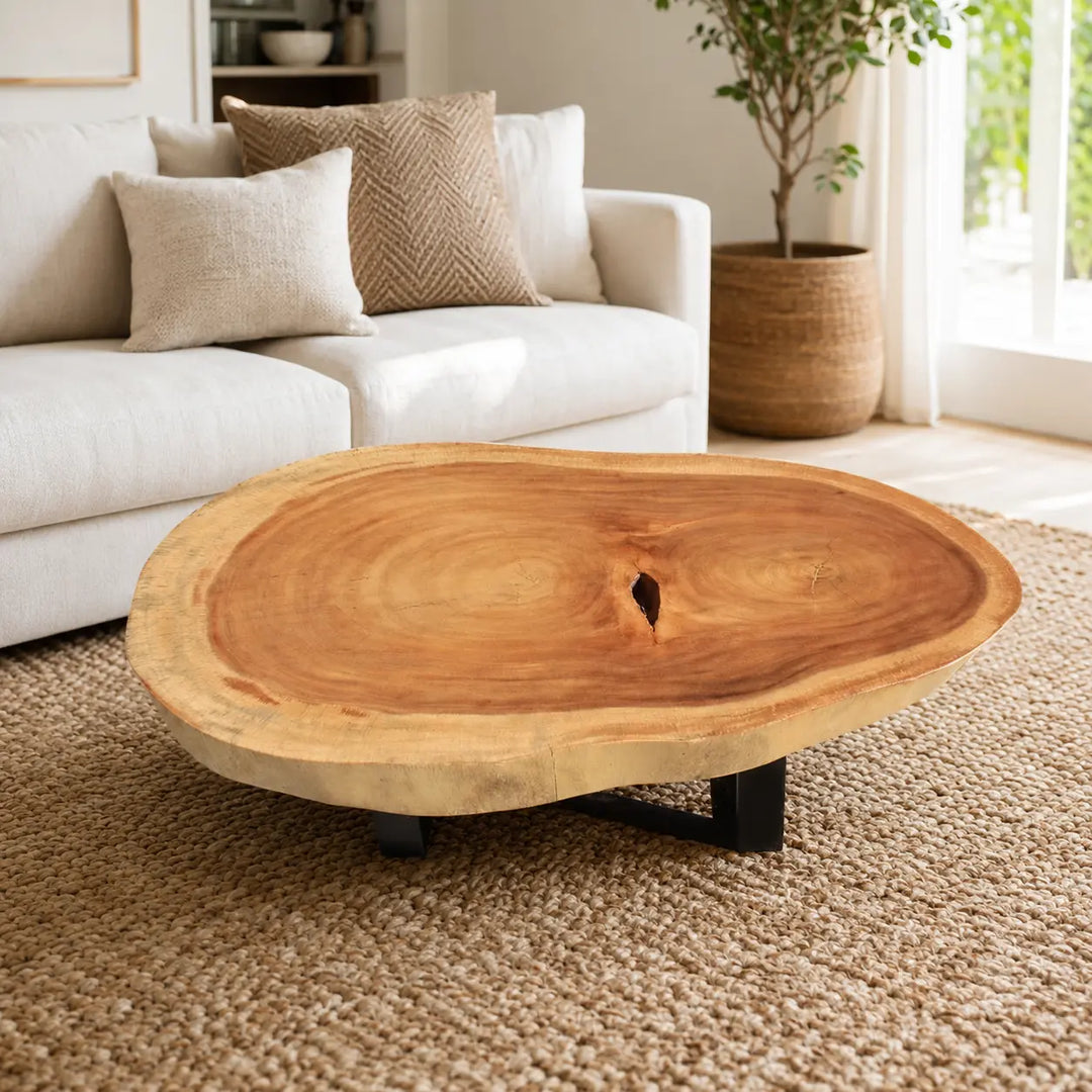 Ovaler Couchtisch aus Holzstamm / massiver Akazien-Baumscheibe (105 x 72 x 43 cm, 8 cm starke Platte) mit Naturkante, organischer Form und warmem Holzduft, Naturholz-Unikat als Salontisch für L-Sofa, Ecksofa oder Lesesessel in der Schweiz