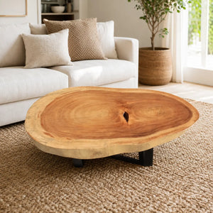 Ovaler Couchtisch aus Holzstamm / massiver Akazien-Baumscheibe (105 x 72 x 43 cm, 8 cm starke Platte) mit Naturkante, organischer Form und warmem Holzduft, Naturholz-Unikat als Salontisch für L-Sofa, Ecksofa oder Lesesessel in der Schweiz