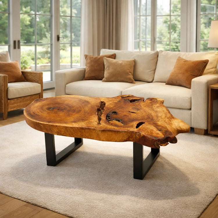 Ovaler Baumscheiben-Couchtisch aus massiver Akazien-Baumscheibe (120 x 73 x 43 cm, 8 cm starke Platte) mit Naturkante, rustikal-asiatisches Massivholz-Unikat als Wohnzimmertisch für Sofalandschaft, Lounge oder Chalet in der Schweiz