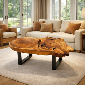 Ovaler Baumscheiben-Couchtisch aus massiver Akazien-Baumscheibe (120 x 73 x 43 cm, 8 cm starke Platte) mit Naturkante, rustikal-asiatisches Massivholz-Unikat als Wohnzimmertisch für Sofalandschaft, Lounge oder Chalet in der Schweiz